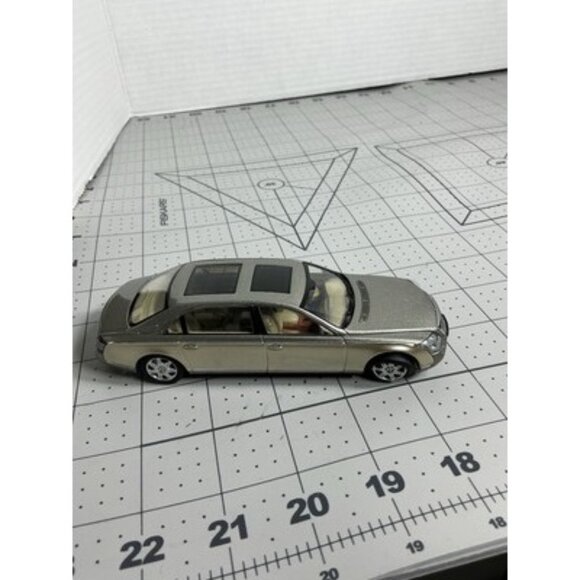 AutoArt Mercedes Benz Maybach 62 Gold Tan-Scale 1:43 No Box No Hood Ornament - Picture 3 of 12